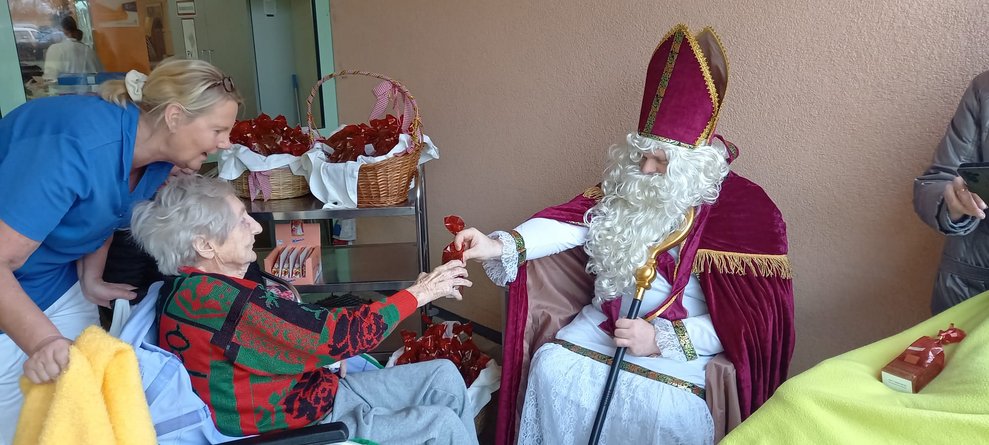 Der Nikolaus überreicht seine Gaben!