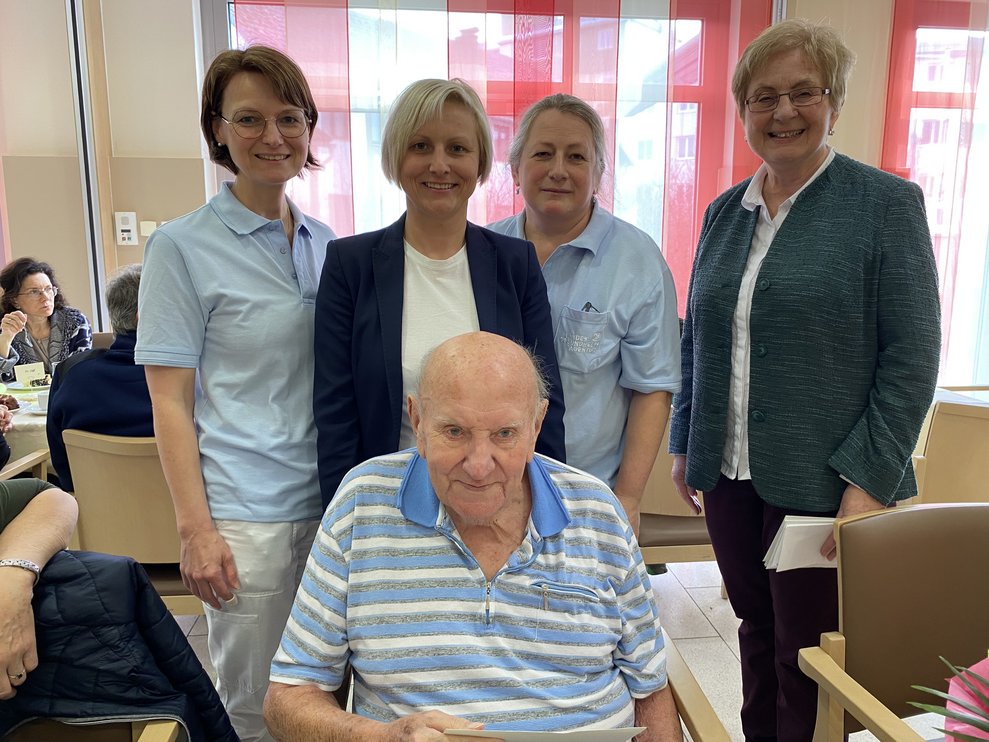 Herr Jungherr freut sich über die vielen Gratulationen zu seinem 85. Geburtstag.