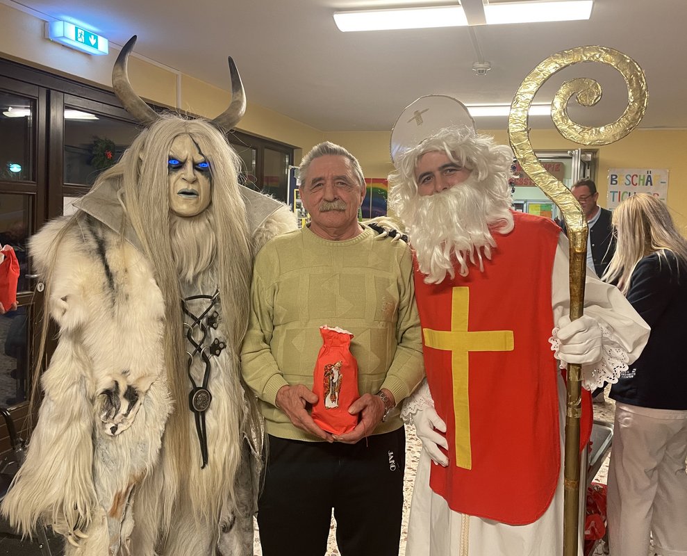 Ein Herr mit Nikolo und Krampus. 