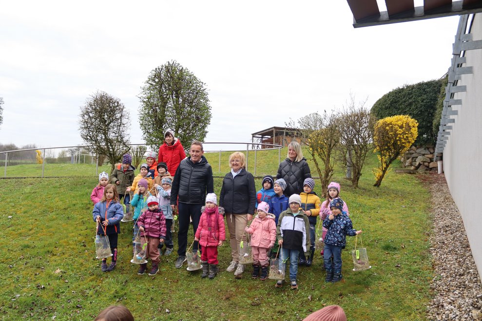 Kindergarten auf Osterhasensuche