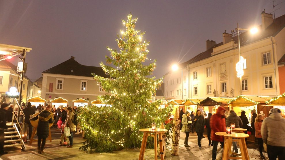 Der Hauptplatz in Wiener Neustadt erstrahlt in hellem Lichterglanz. Dieses Jahr findet dort auch das Ö3-Weihnachtswunder statt. Das Ö3-Weihnachtswunder ist eine Spendenaktion, die seit 2014 jährlich zugunsten von Licht-ins-Dunkel veranstaltet wird.
