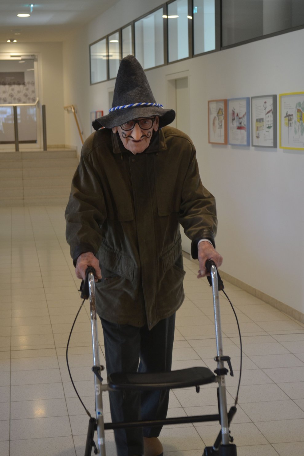 Verkleidete Person