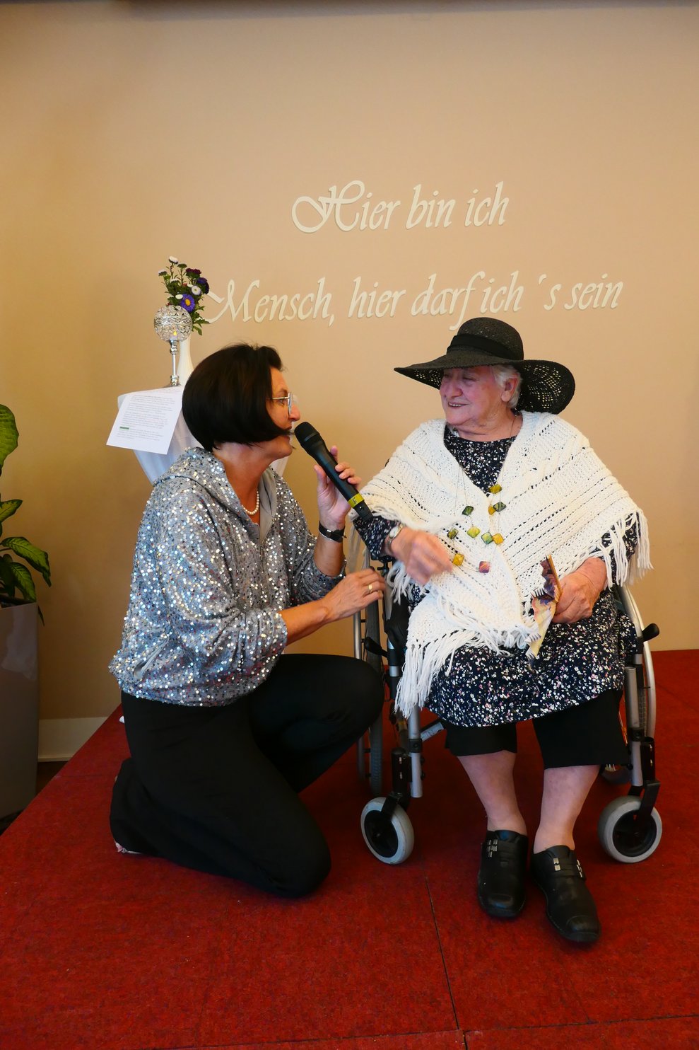 Zwei Damen auf der Bühne