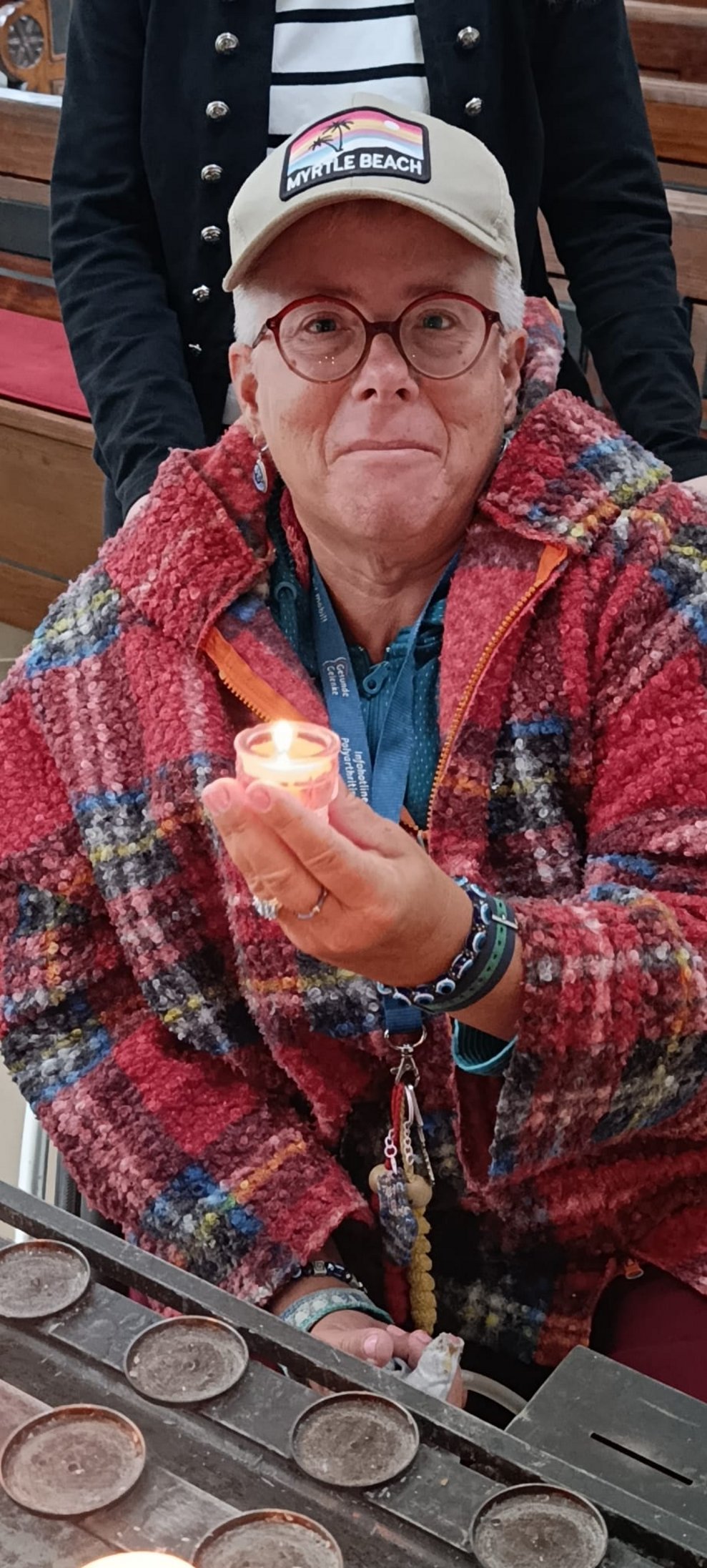 Bewohnerin hält Teelichtkerze in der Hand.