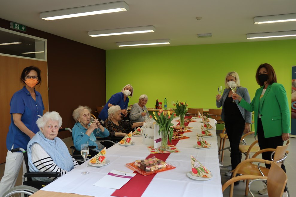 gf GR Birgit Petross und Fr. Dir. Elisabeth Grötzl stoßen mit unseren Bewohnerinnen an.