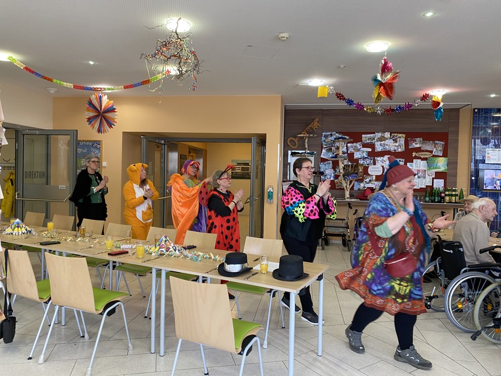 ...eröffneten mit einer Polonaise das Faschingsfest...