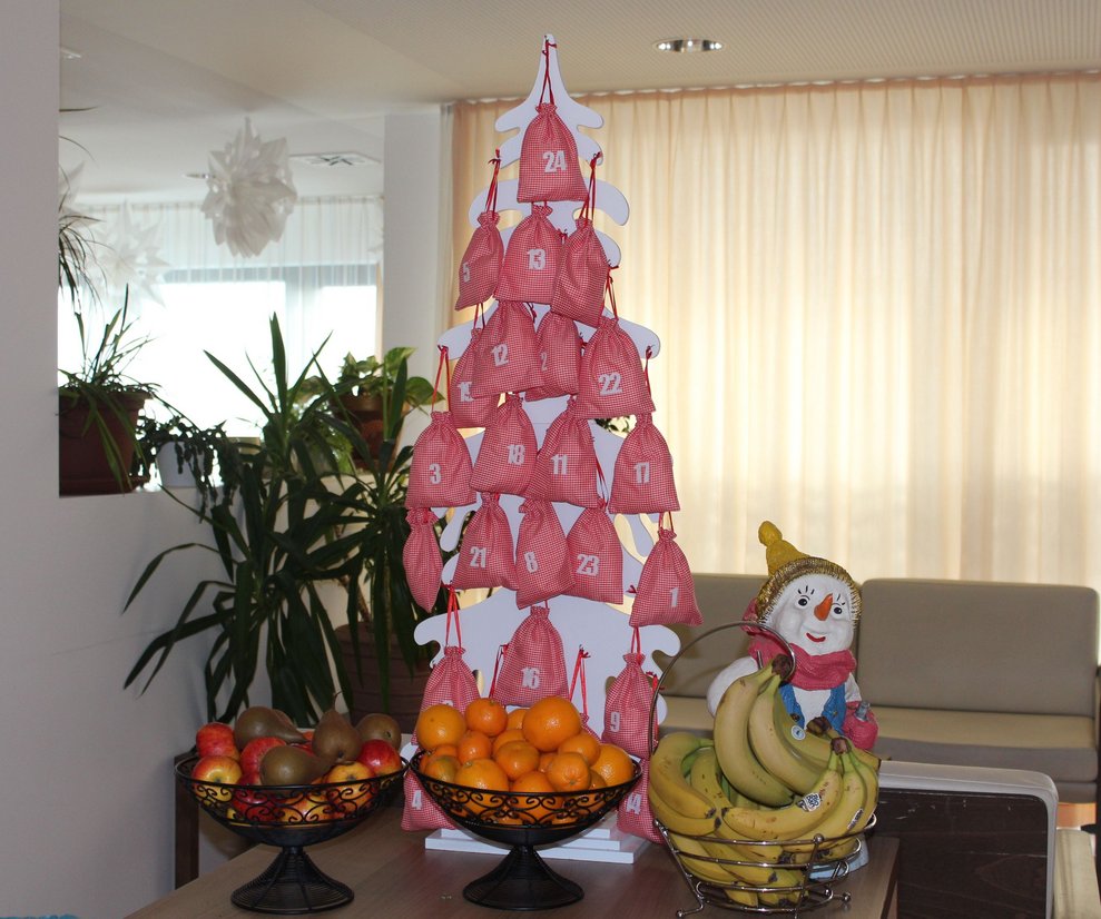 Auf dem Weg in das nächste Bewohnerinnenzimmer kommt der Nikolaus unter anderem an dieser weihnachtlich gestalteten Ecke vorbei.