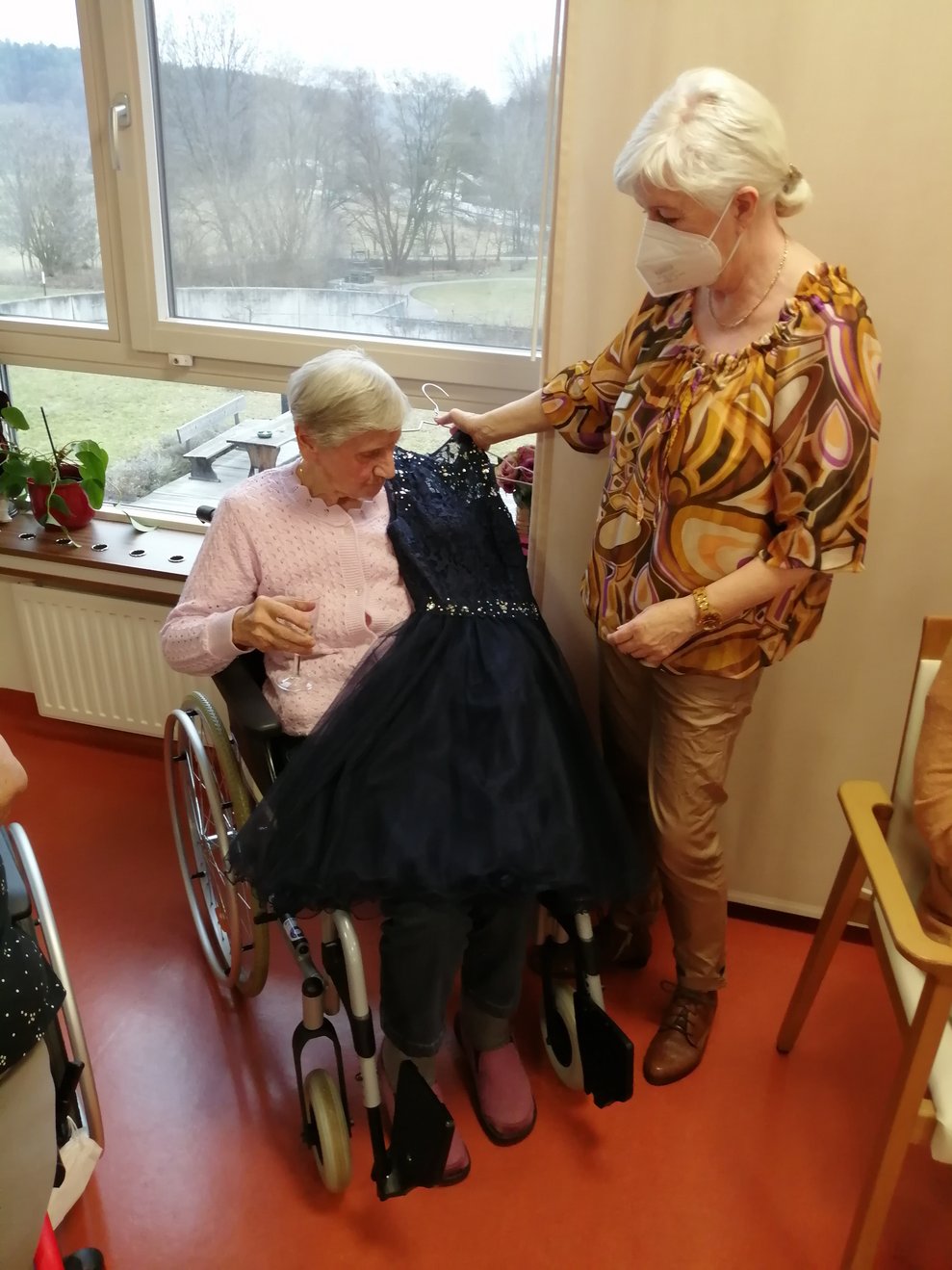 Der zarte Stoff dieses Kleides begeistert unsere Damen.