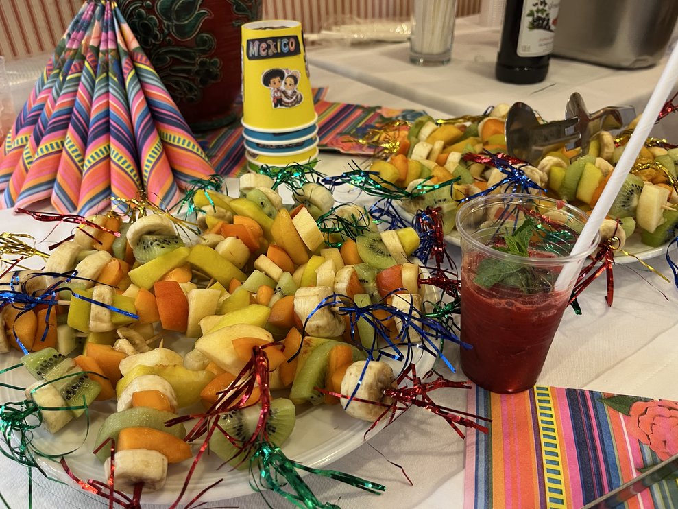 Buffet mit Obstspießen und Getränken