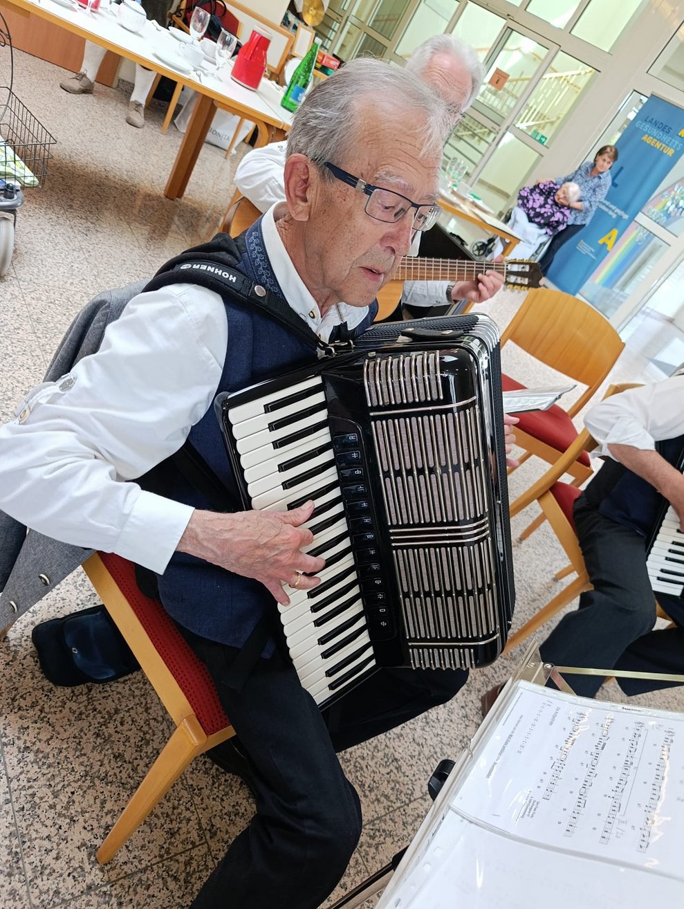 Mann spielt Akkordeon. 