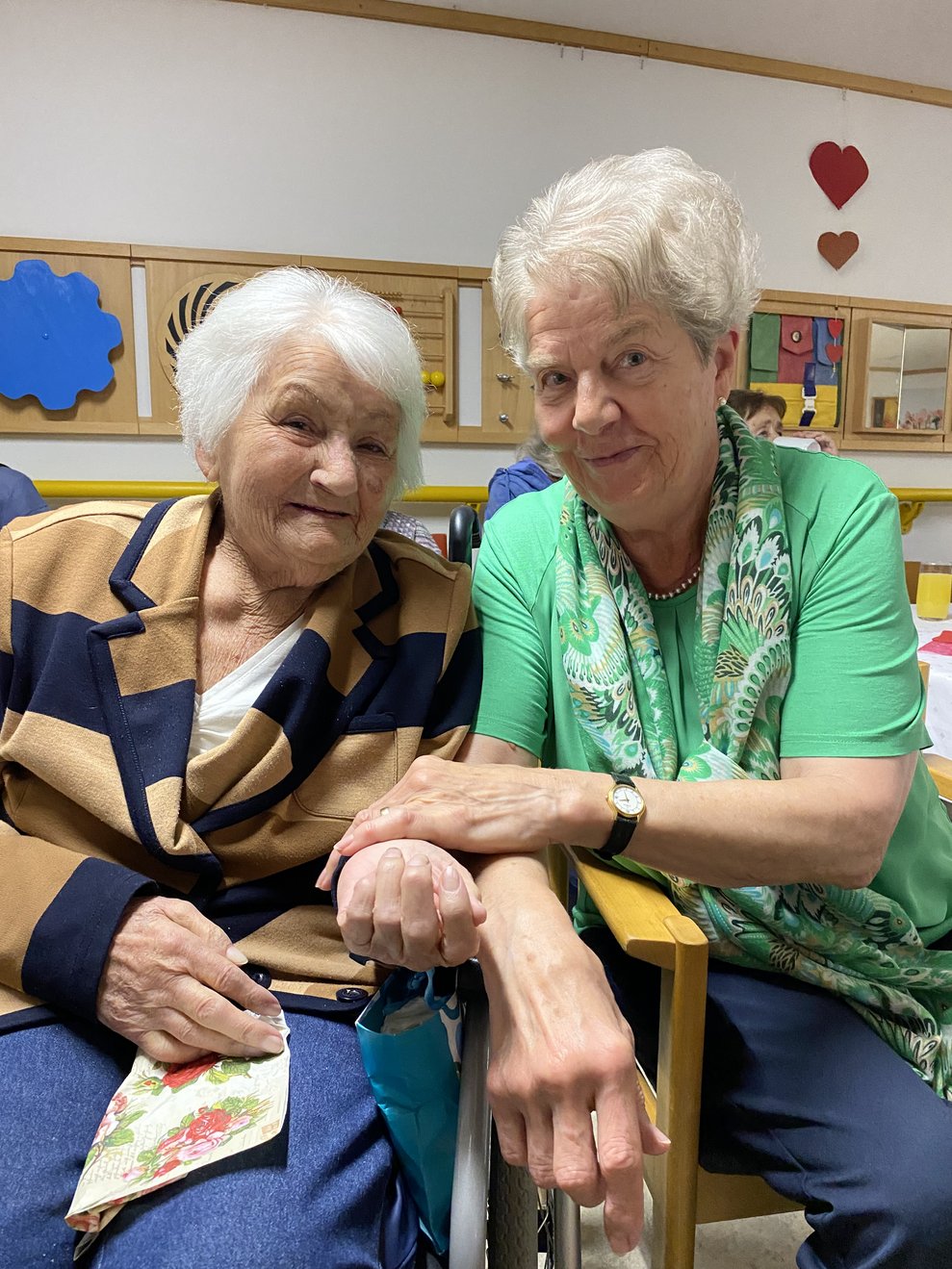 Freiwillige Mitarbeiterin Ingeborg mit Bewohnerin