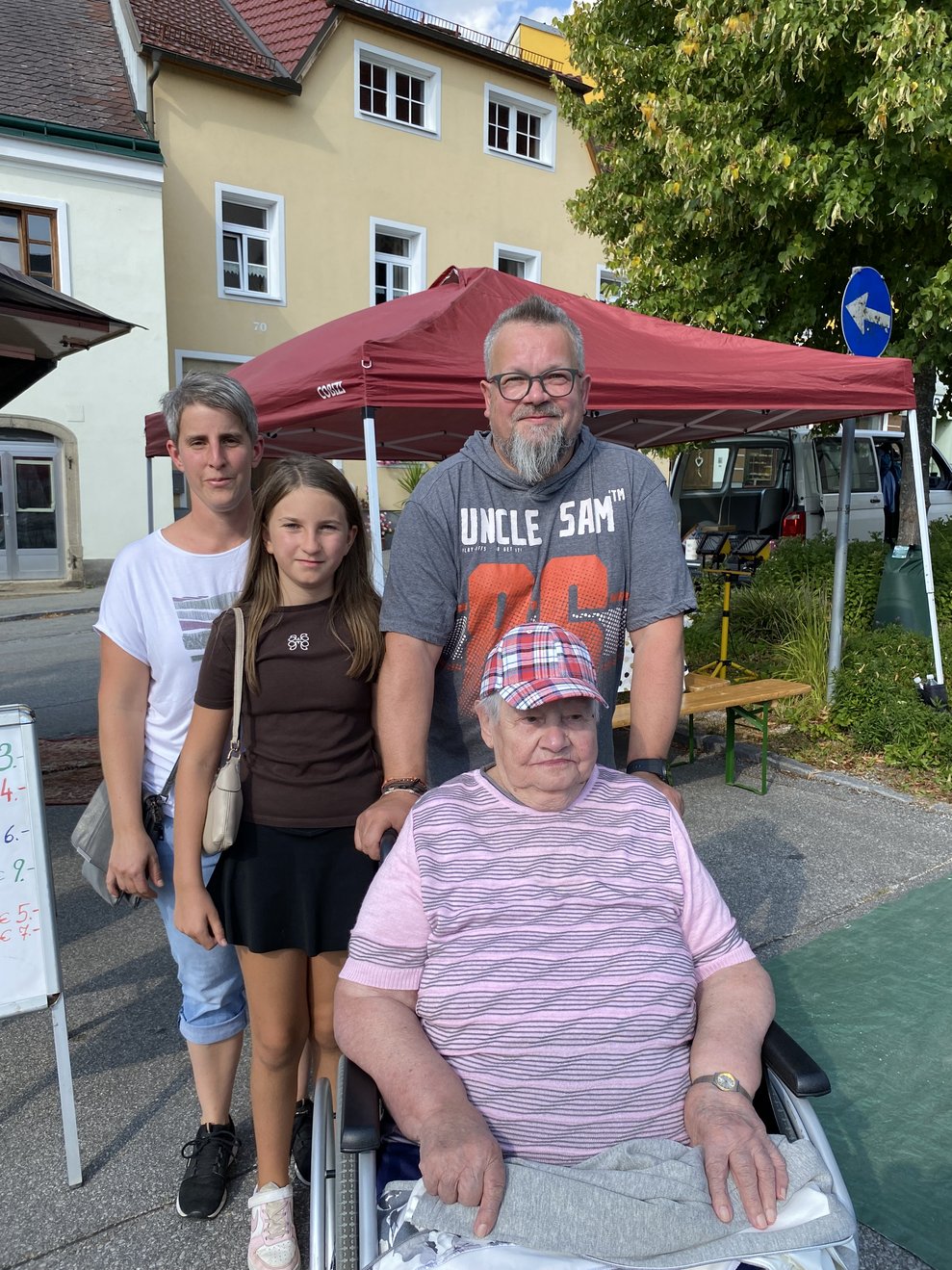 Fr. Müllner wird von Enkerln und Urenkerl begleitet.