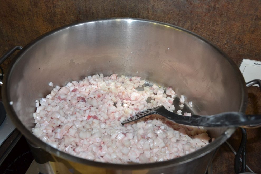 Speck wird angebraten.