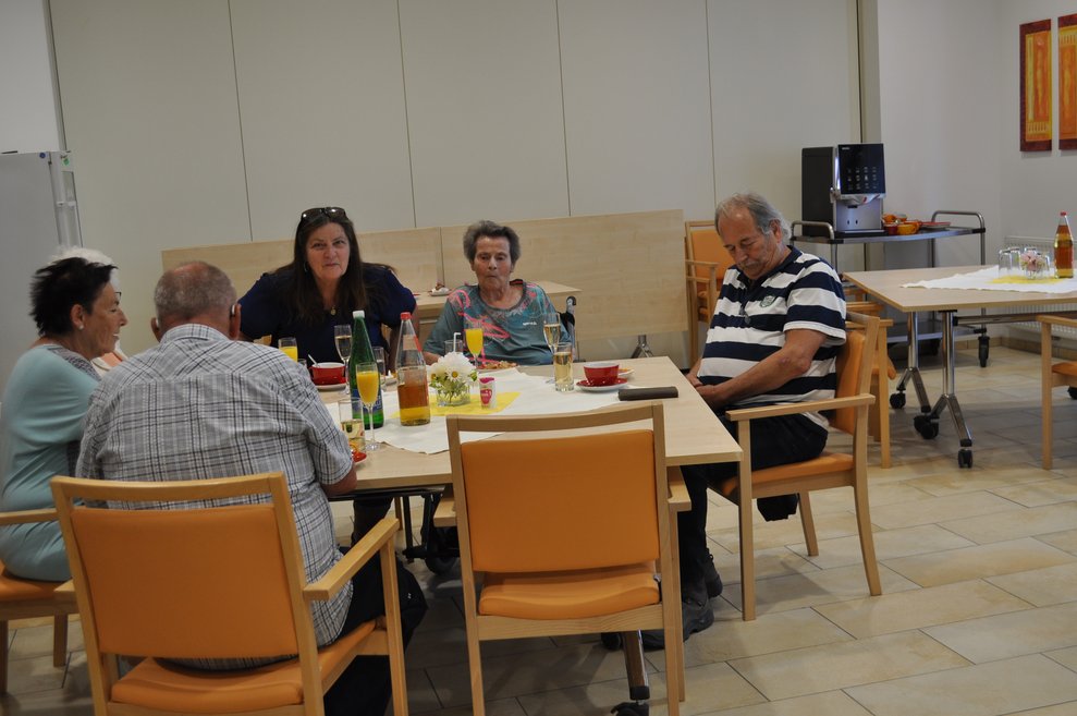 mehrere Personen bei der Geburtstagsfeier