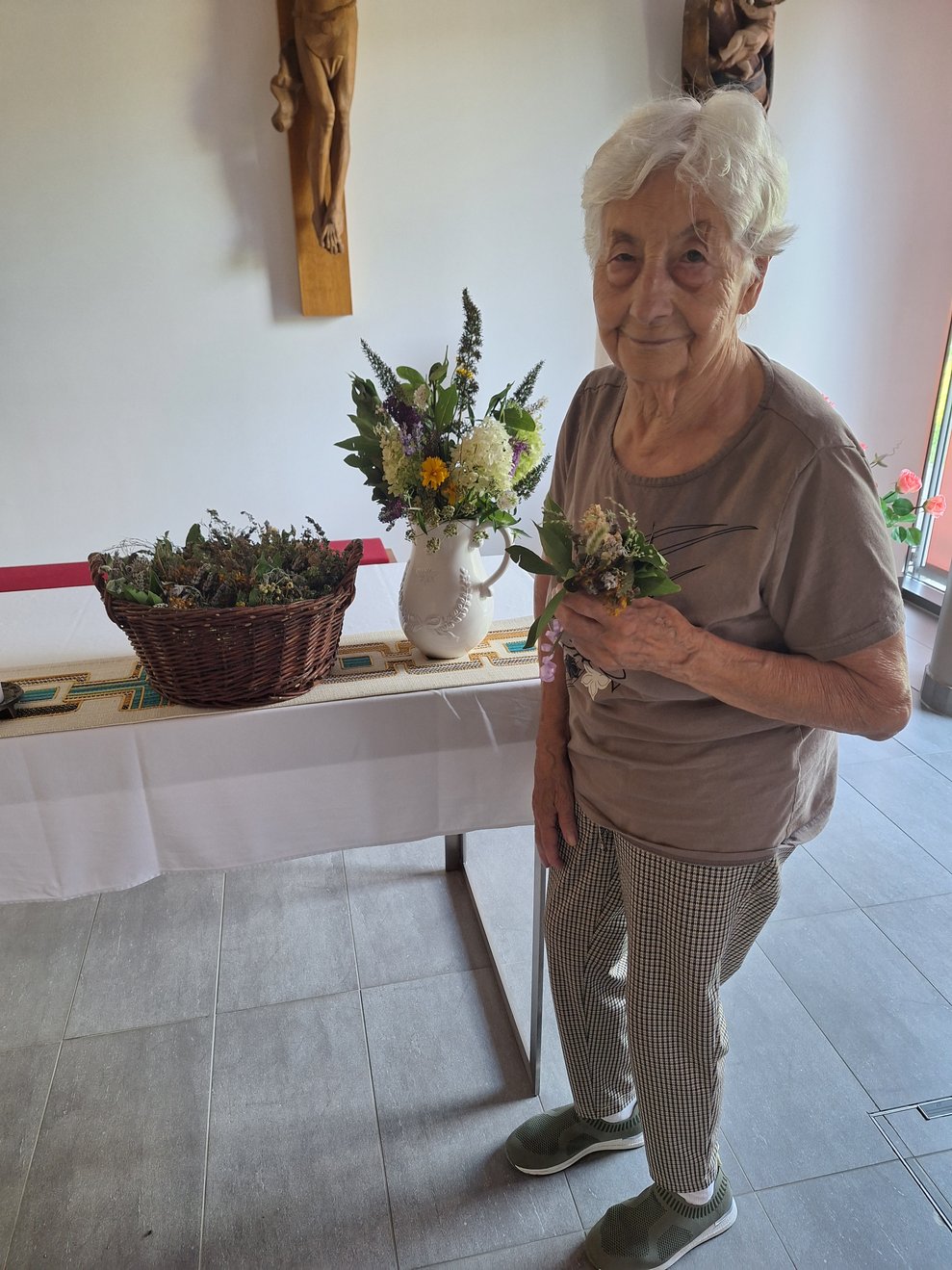 So wie es der Brauch ist, werden die "Kräuterbüscherl" in einem Körbchen in die Kapelle gebracht und freuen sich gemeinsam mit Frau Höller auf die Weihe zu Maria Himmelfahrt.