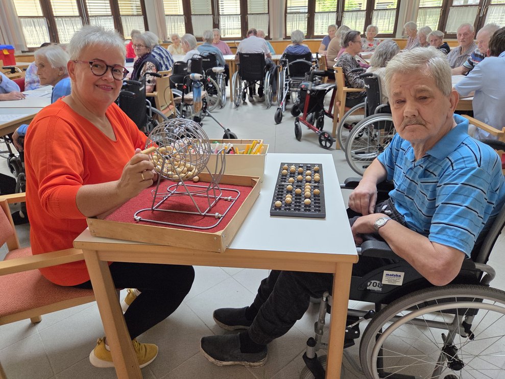Eine Dame und ein Herr beim BINGO spielen. 