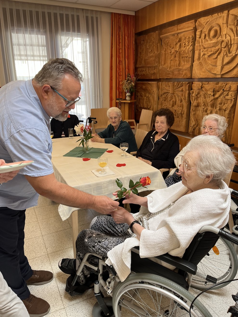 Dir. Strozer verteilt Rosen