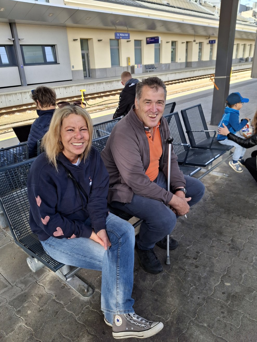 eine Frau und ein Mann am Bahnsteig