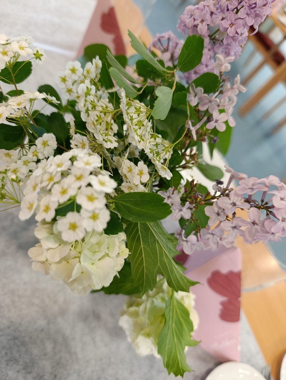 Wiesenblume in Vase stehend auf Tisch.