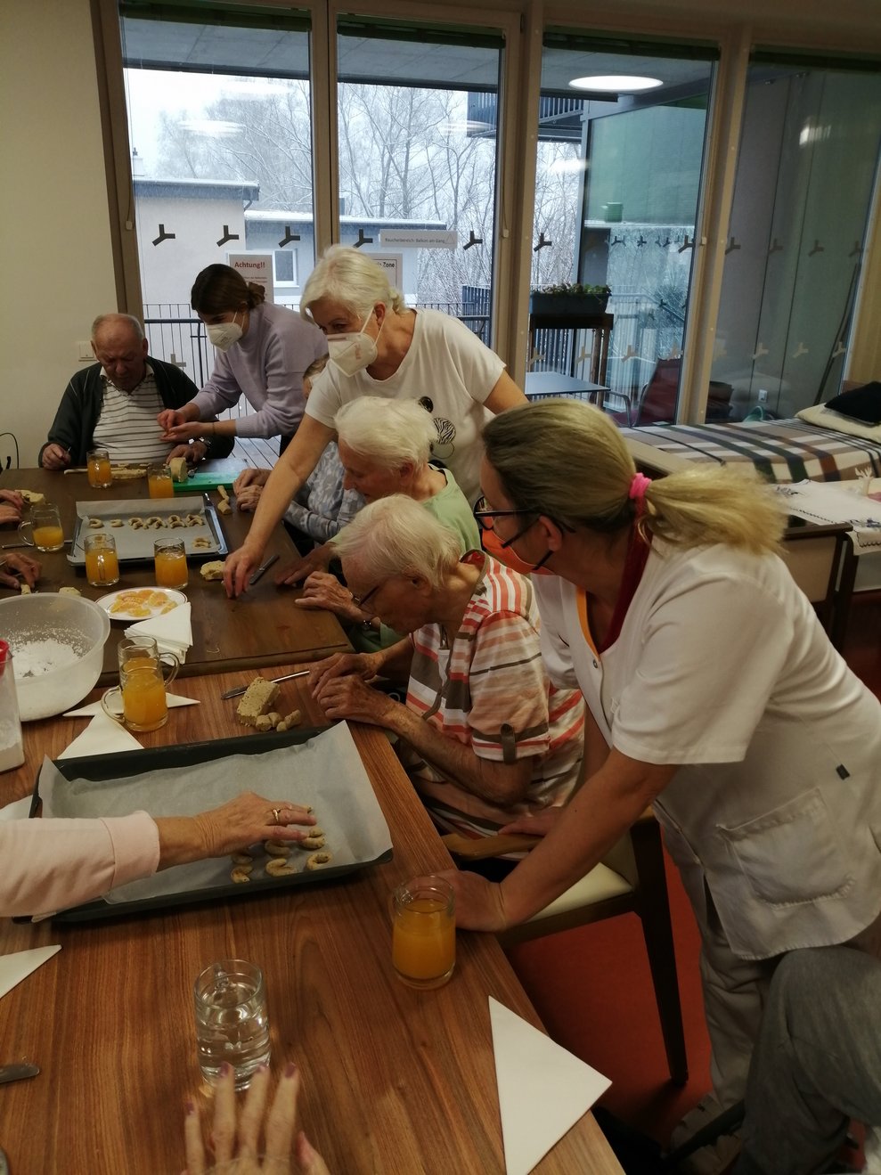 Wir machen Vanillekipferl. 