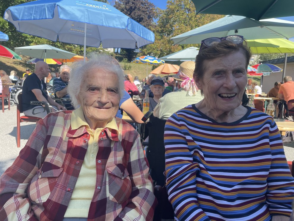 Zwei Damen beim Gartenfest.