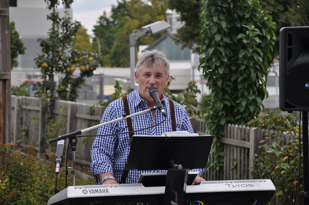 Ein Mann singt in ein Mikrofon.