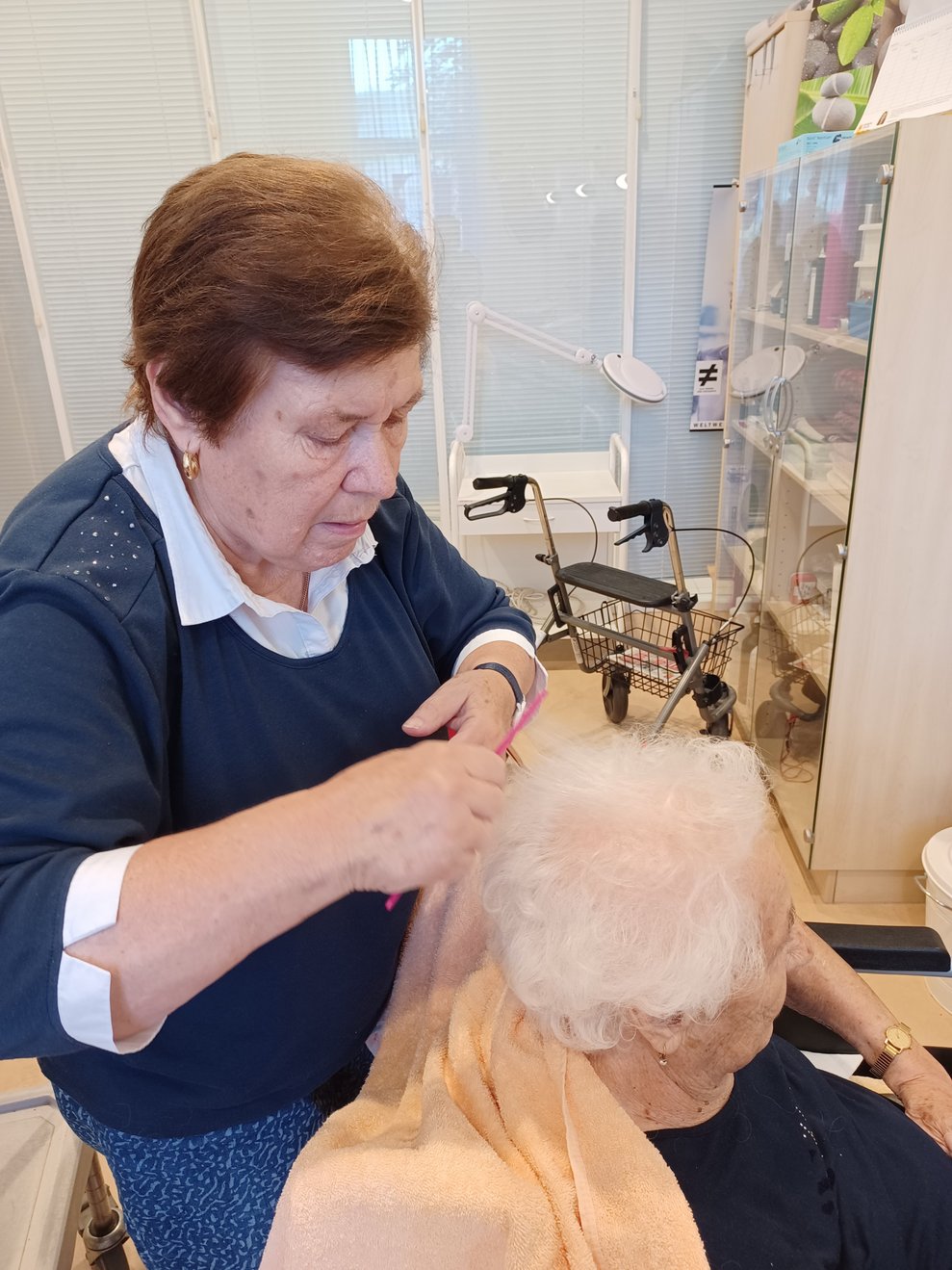 Frau bei Frisörin