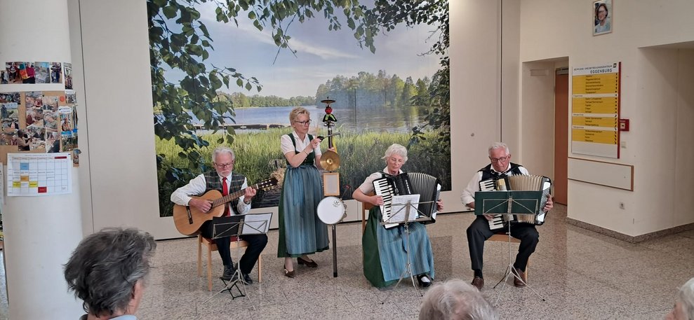 MitgliederInnen der Volkstanzgruppe Rosenburg/Mold machen Musik mit Musikinstrumenten.
