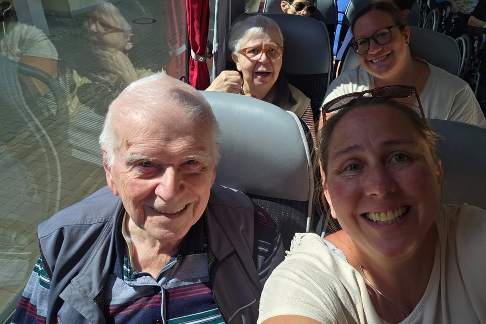 Selfie einer Gruppe im Bus! 