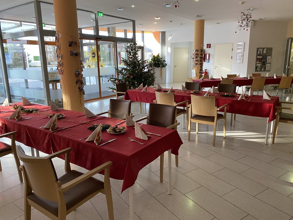 ...die Tische schön dekoriert und der Christbaum aufgeputzt.