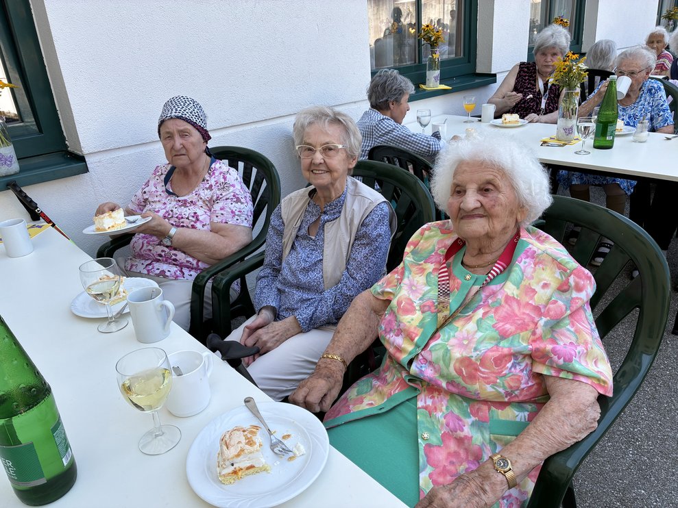 Frauen essen Kuchen