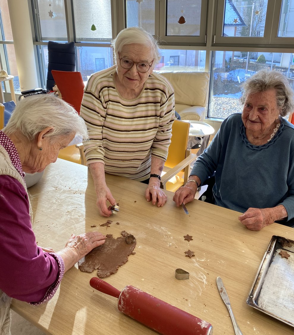 Die Mandelkekse werden ausgestochen.