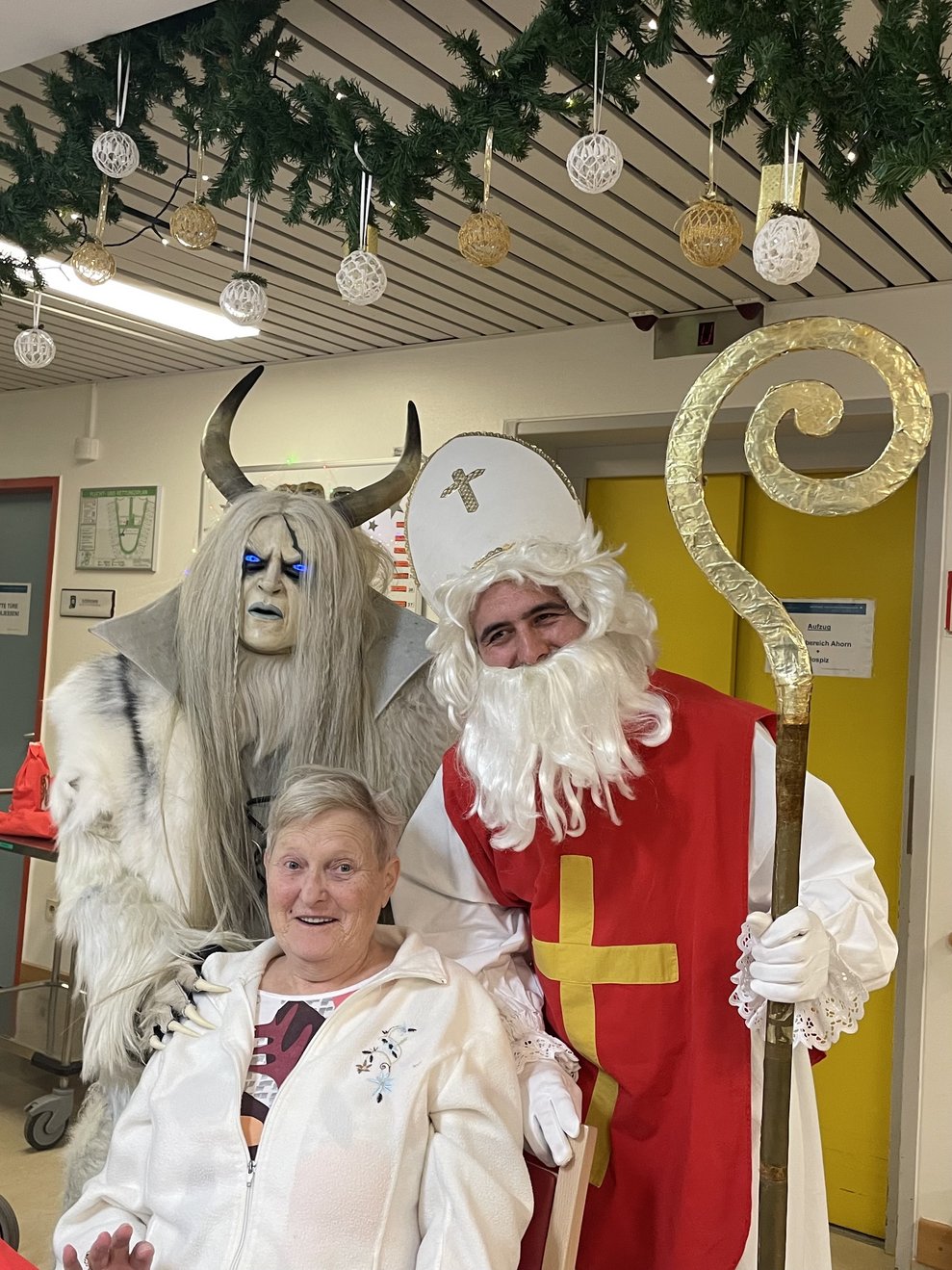 Eine Frau mit Nikolo und Krampus. 