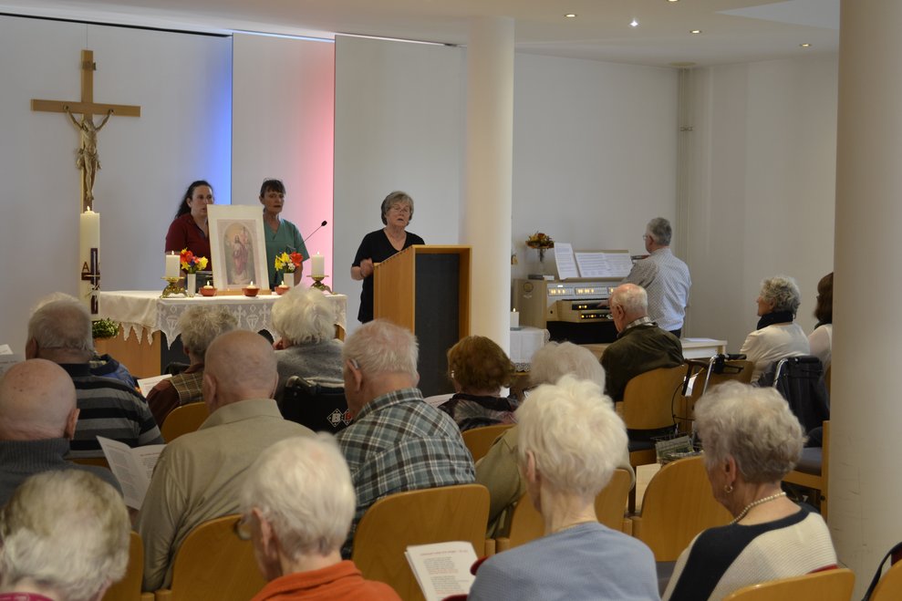 Menschen feiern Andacht