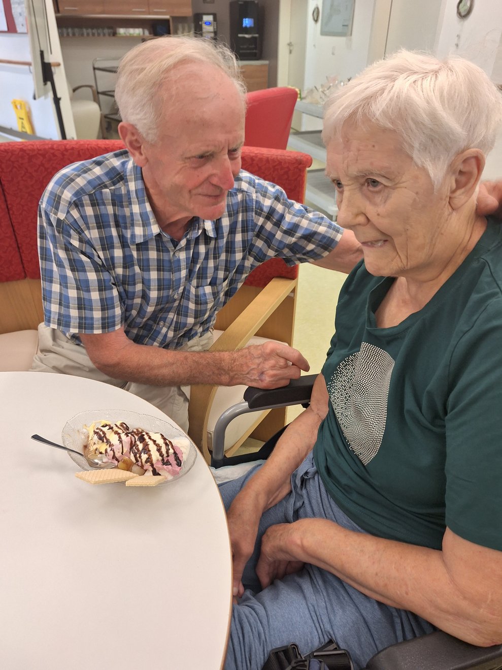Herr Holzgethan ist zu Besuch bei seiner Gattin und die beiden genießen ihr Eis gemeinsam.