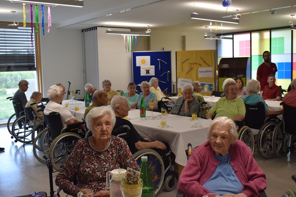Die ersten Gäste treffen ein