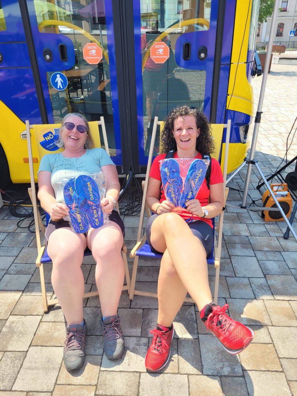 2 Damen sitzen vorm mobilen Studio von Radio Niederösterreich.
