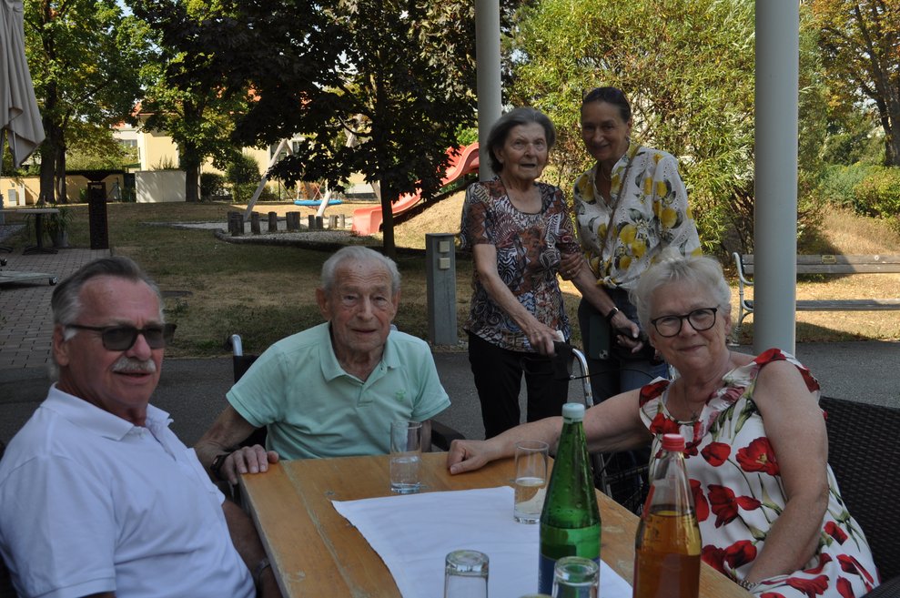 mehrere Personen beim italienischen Nachmittag