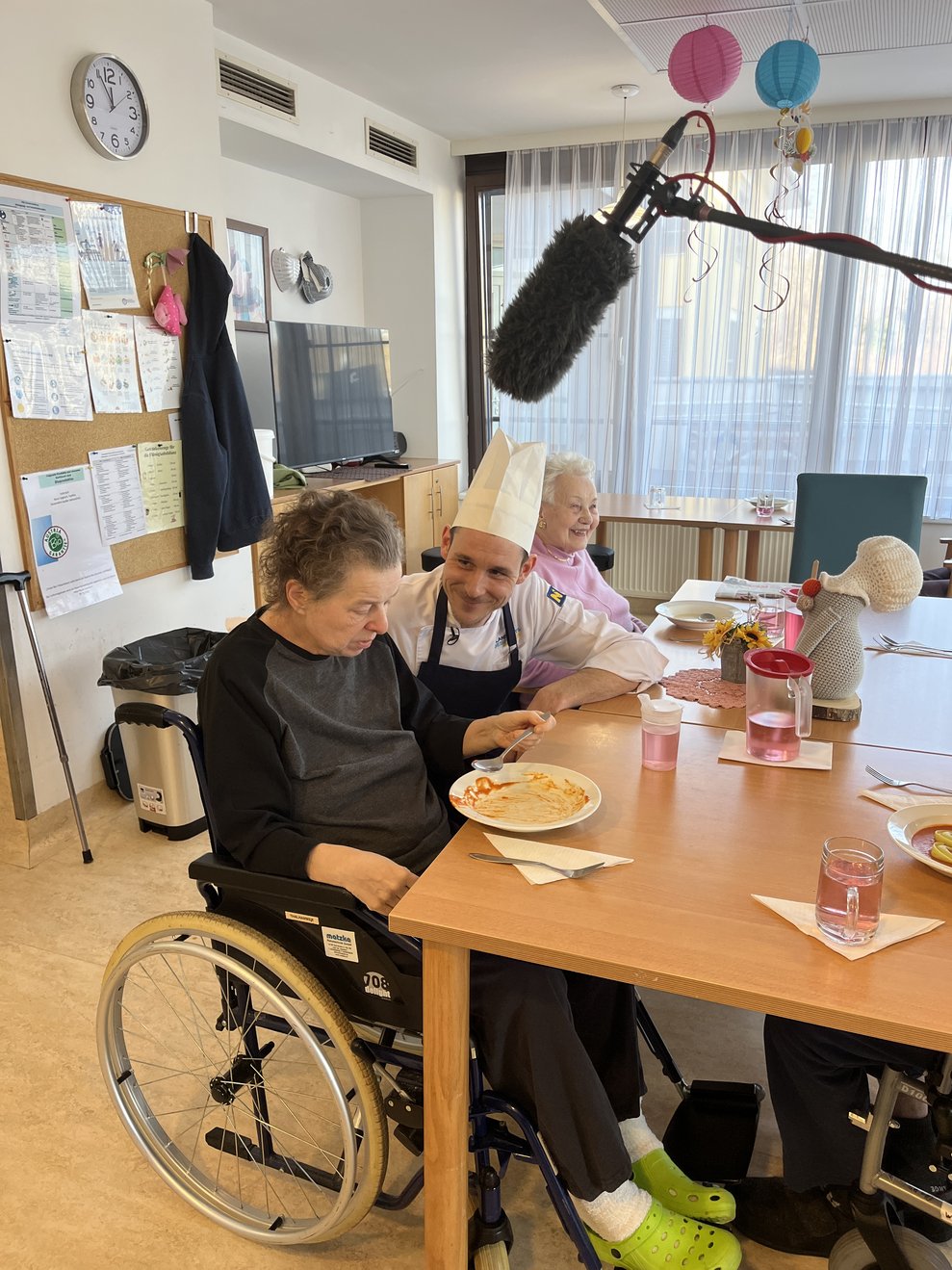 Thomas Hauk mit Bewohnerin