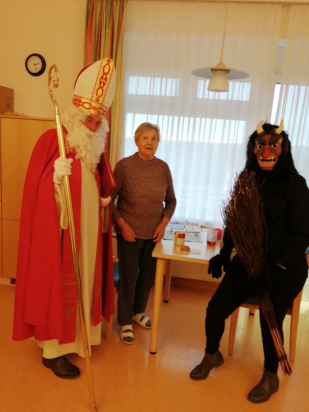 BewohnerIn mit Nikolo und Krampus