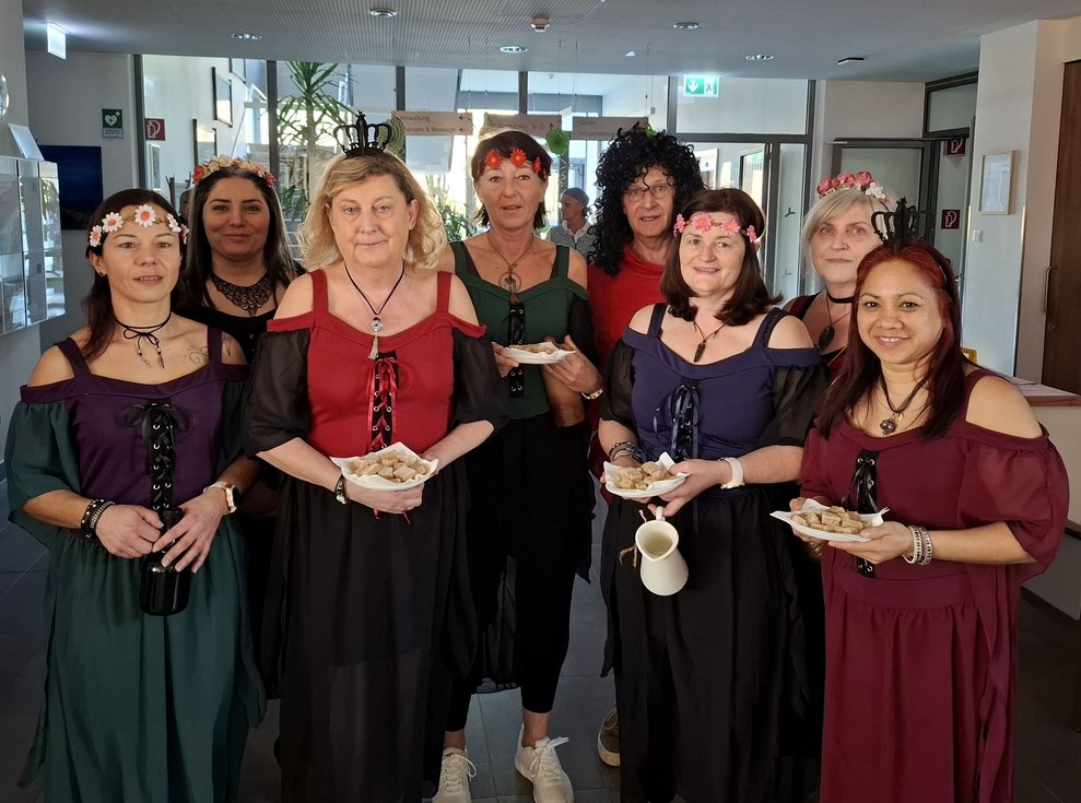 Die Damen unseres Reinigungsteams sind stilgerecht mit Brot und Wein gekommen. 