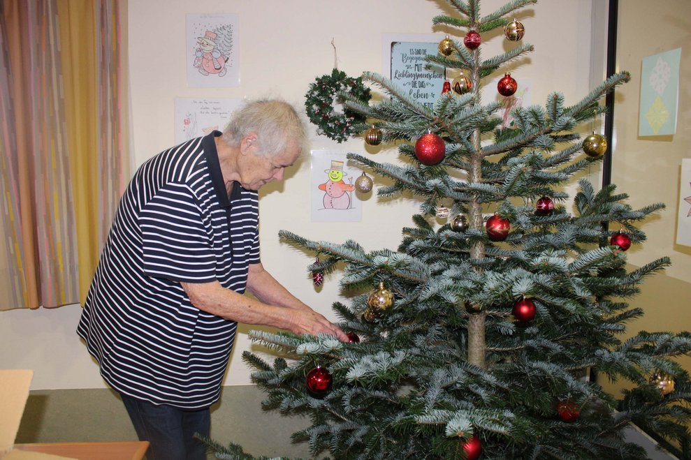 BewohnerInnen schmücken Christbaum