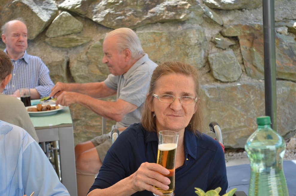 Bewohnerin mit Bier
