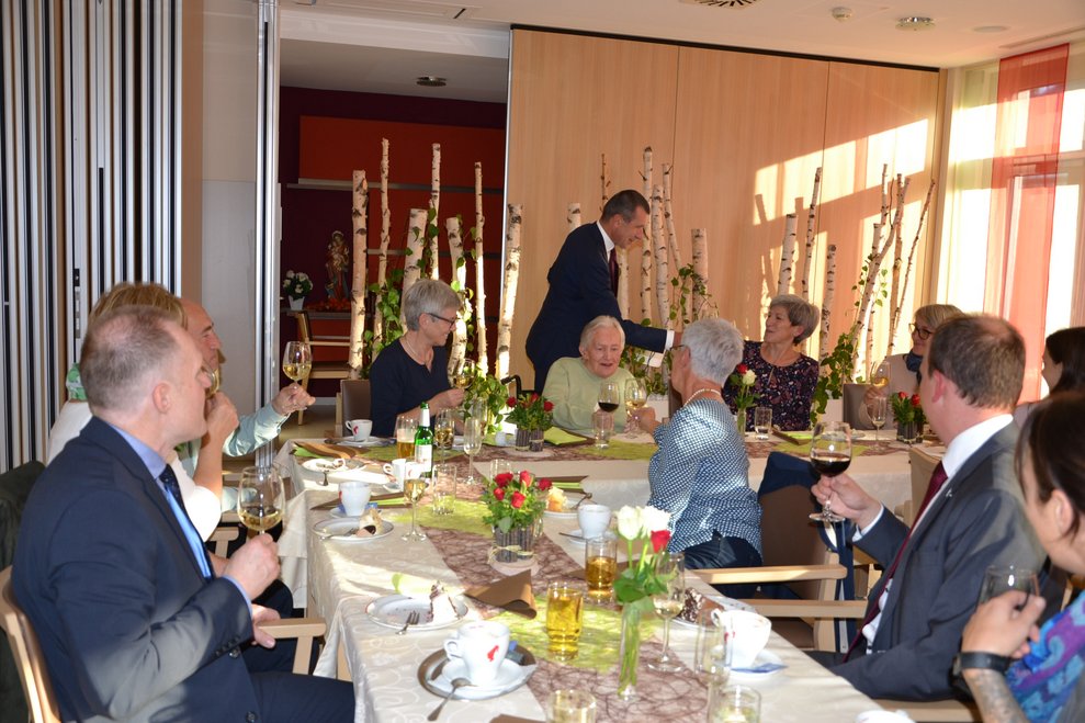 In gemütlicher Runde wird lange gefeiert.