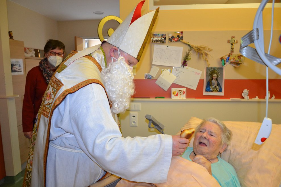 Auch die Bewohner und Bewohnerinnen in den Zimmern wurden vom Nikolaus und Krampus überrascht.