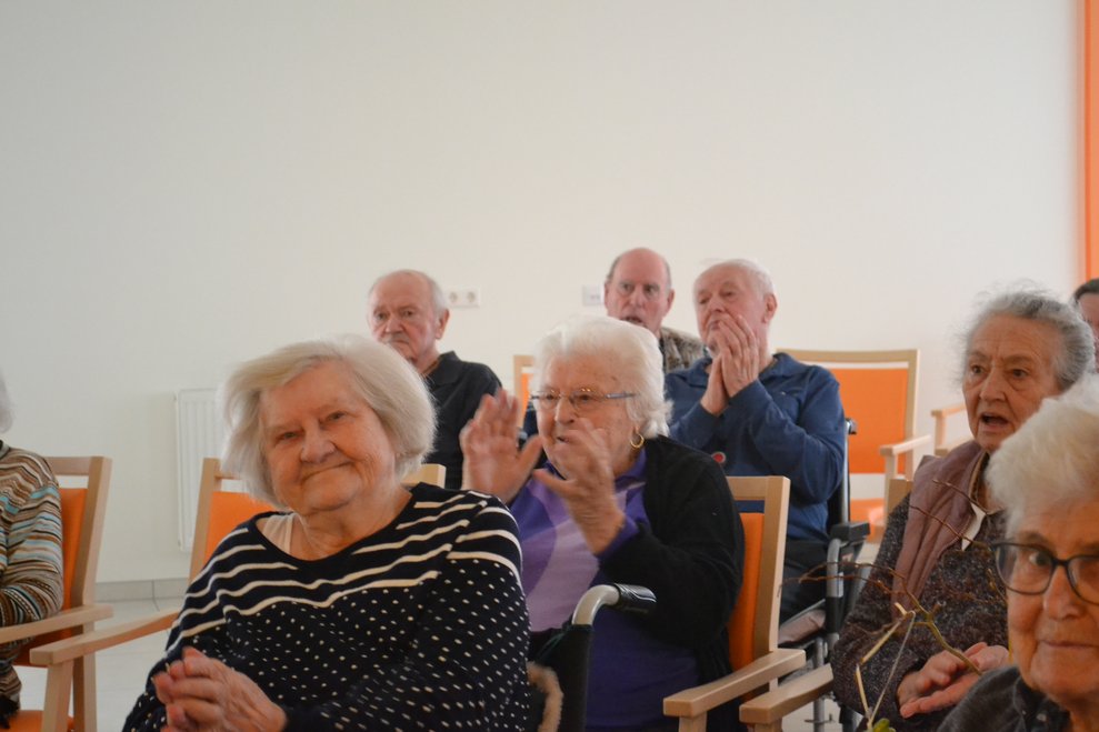 Eine Gruppe Menschen applaudiert