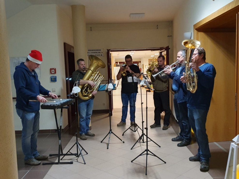 Musikanten mit ihren Instrumenten.