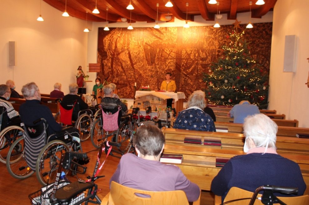 BewohnerInnen sitzen in der Kapelle.