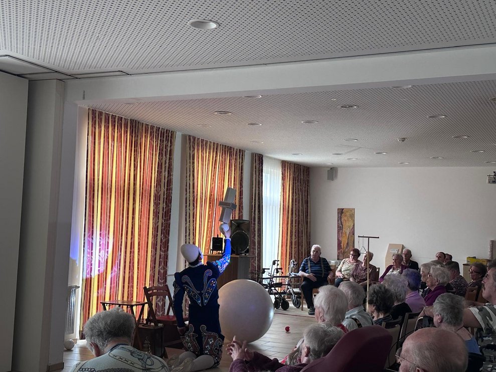ein Clown bei seiner Vorstellung