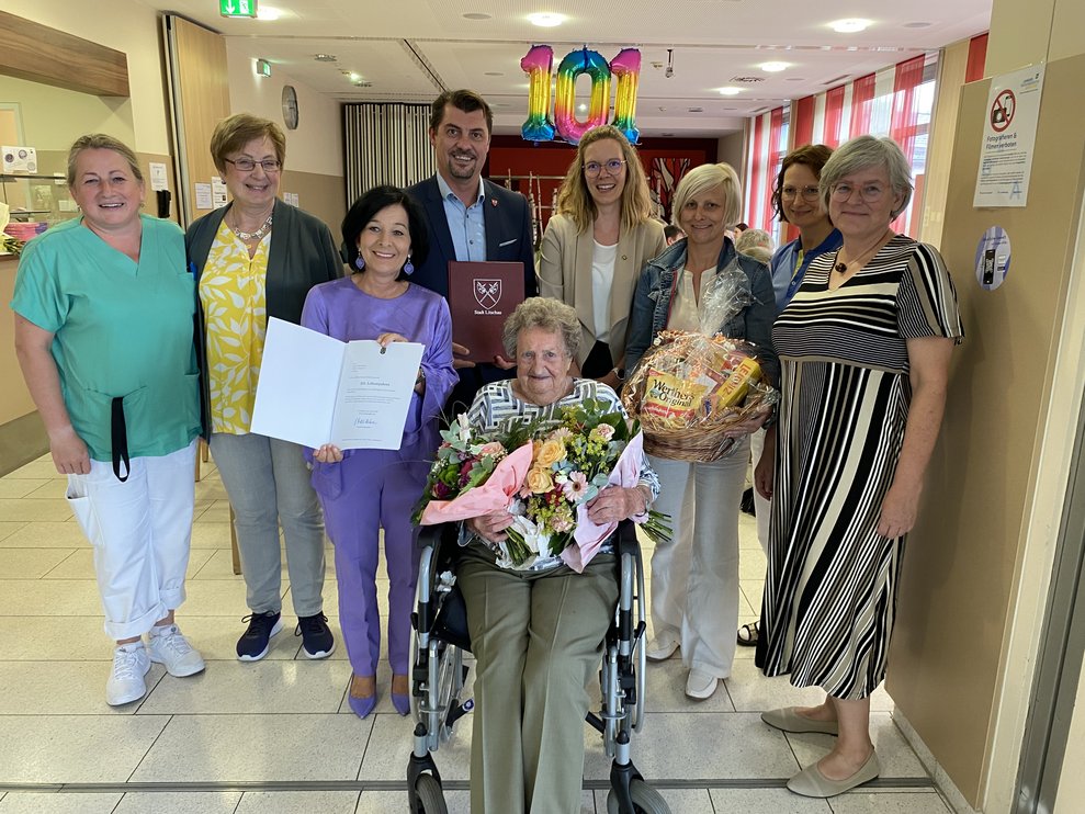 Ein Gruppenfoto mit allen Gratulantinnen und Gratulanten.